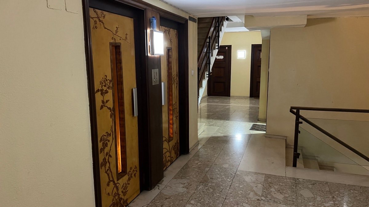 Replà amb els ascensors de l'edifici