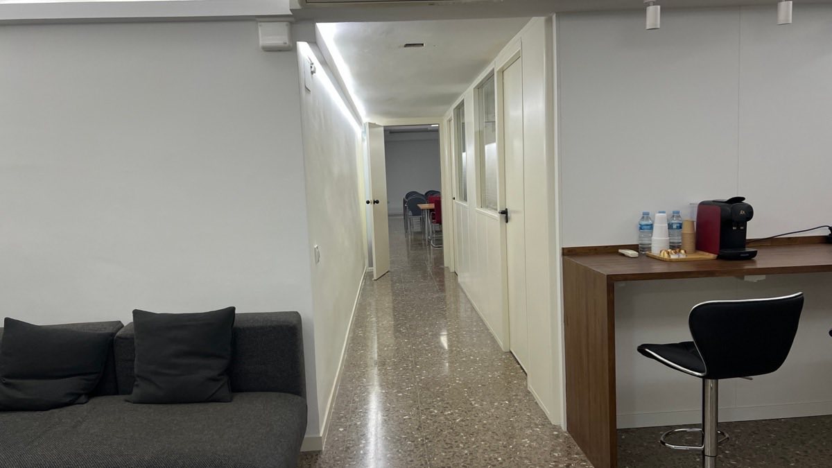 Passadís interior que porta de la zona comuna a la sala gran