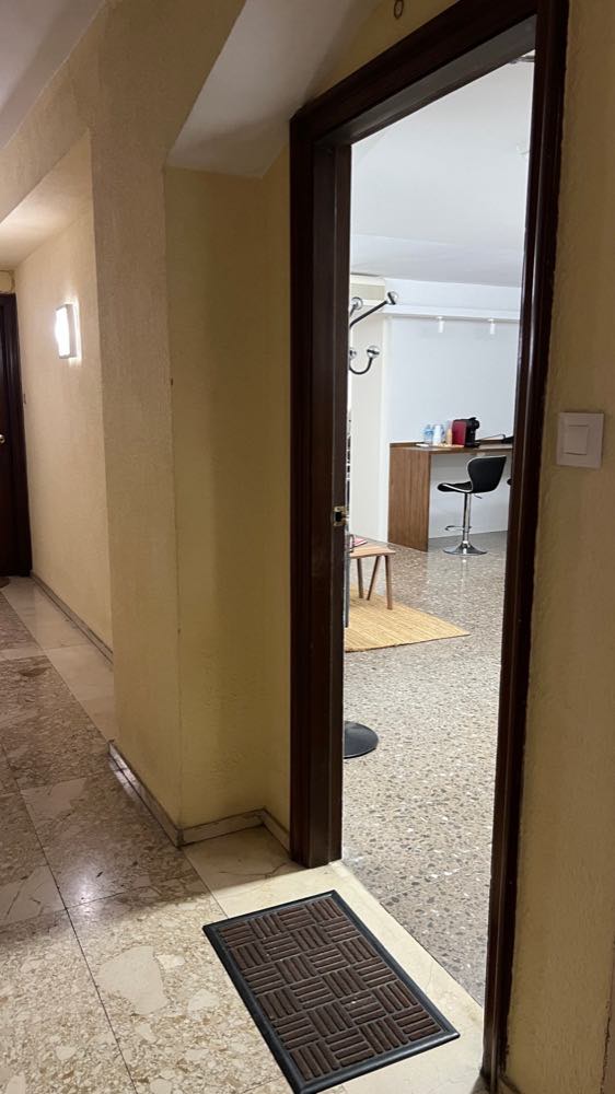 Porta d'entrada al local de WorkSpace.Cat des del replà