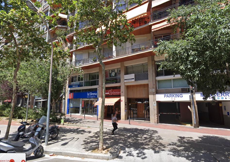 Entrada de l'edifici de l'Avinguda de Mistral 40, Barcelona